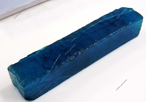 Pierre précieuse brute bleue